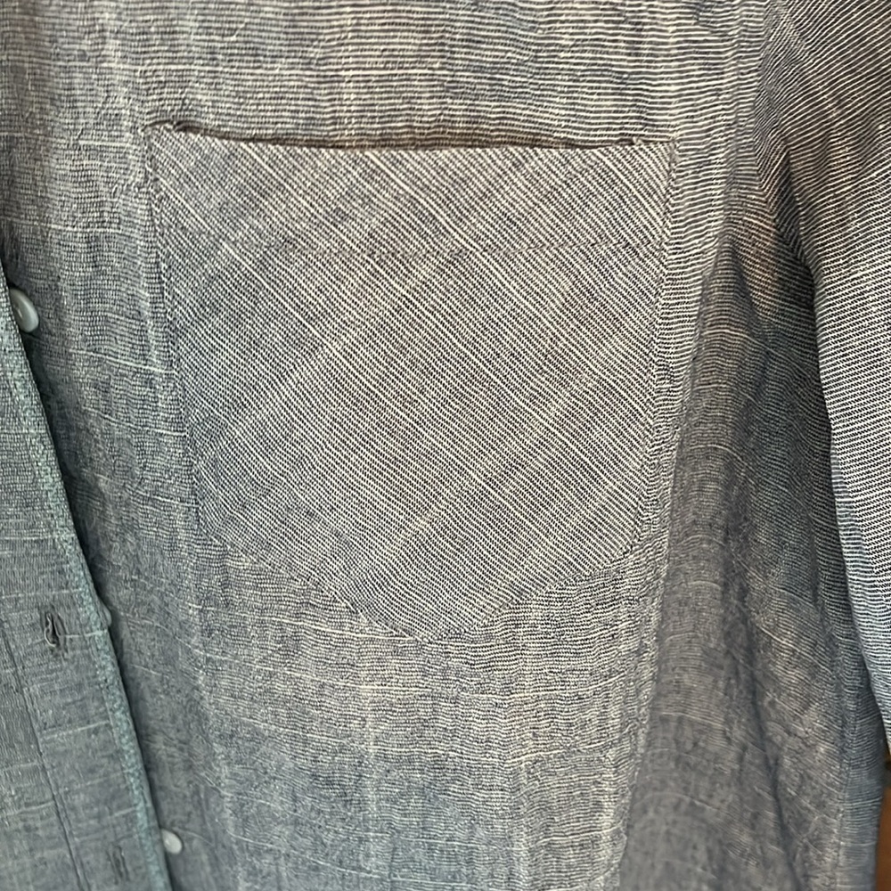 Hem & Thread Women’s Light Blue Shirt With Ruffle In Back High-Low Hem NWT - Picture 2 of 9